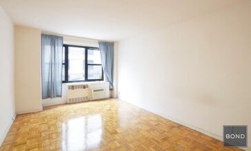 340 E 74th St in Manhattan, NY - Building Photo - Building Photo