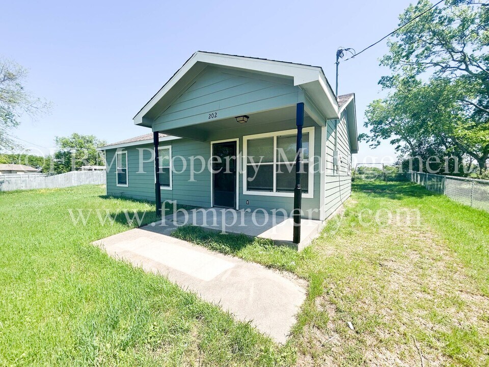 202 Church St in Milford, TX - Building Photo
