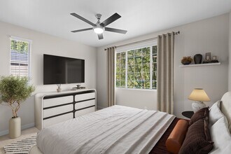 Cortland Village Apartment Homes in Hillsboro, OR - Foto de edificio - Building Photo