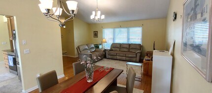 1132 SE Oriental Ave in Port St. Lucie, FL - Foto de edificio - Building Photo