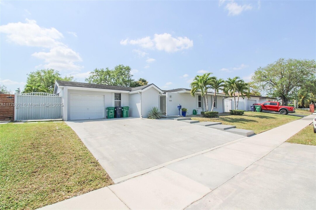 9680 SW 77th St in Miami, FL - Building Photo