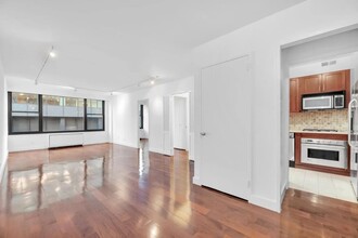 117 E 57th St in New York, NY - Building Photo - Building Photo