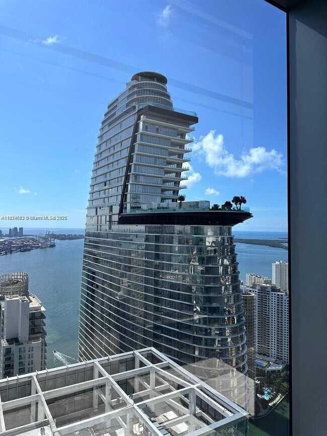300 Biscayne Blvd in Miami, FL - Building Photo - Building Photo