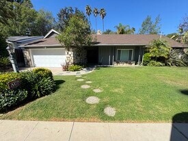 3957 Woodfield Dr in Sherman Oaks, CA - Building Photo