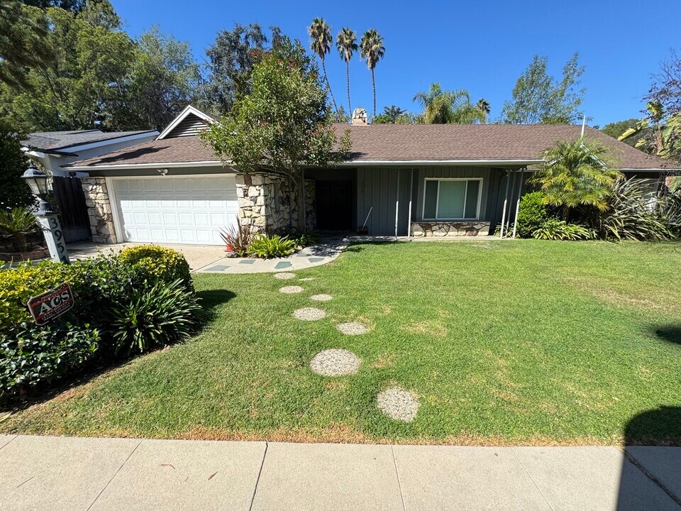 3957 Woodfield Dr in Sherman Oaks, CA - Building Photo