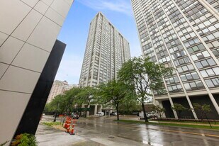 5455 N Sheridan Rd in Chicago, IL - Building Photo