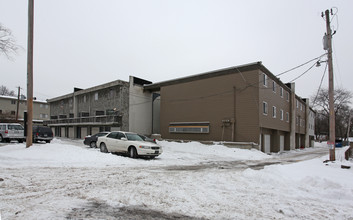 Wornall Place Apartments & Townhomes in Kansas City, MO - Foto de edificio - Building Photo