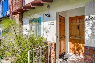 5324 Whitsett Ave-Unit -5326 Whitsett Ave in Los Angeles, CA - Building Photo - Building Photo