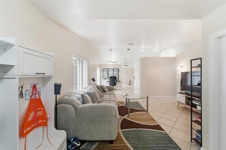 1004 Golden Cane Dr in Weston, FL - Building Photo - Building Photo