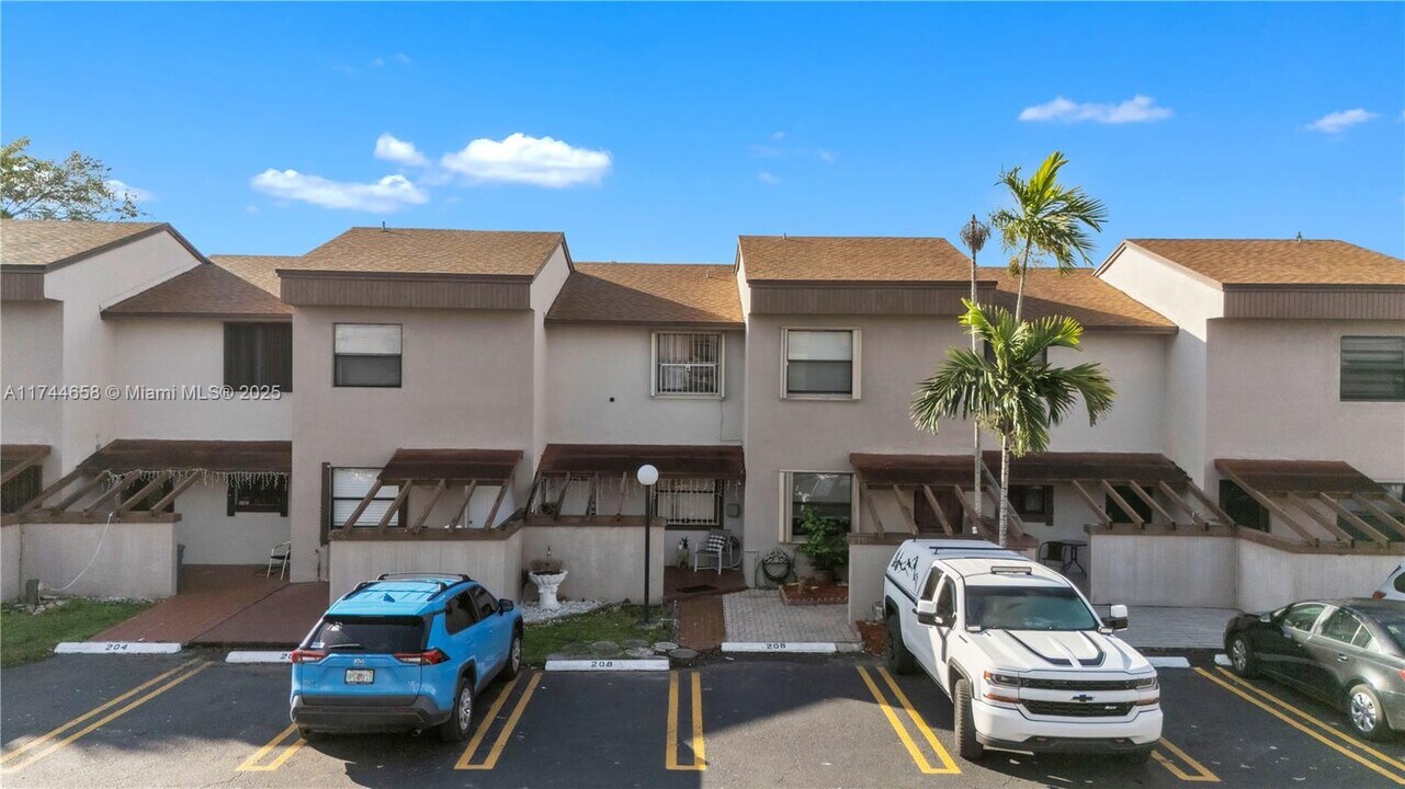 208 NW 71st Ave in Miami, FL - Building Photo