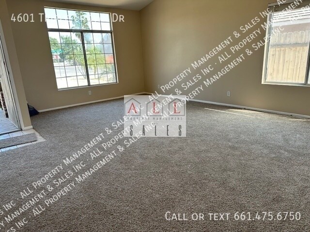 4601 Triple Crown Dr in Bakersfield, CA - Building Photo - Building Photo