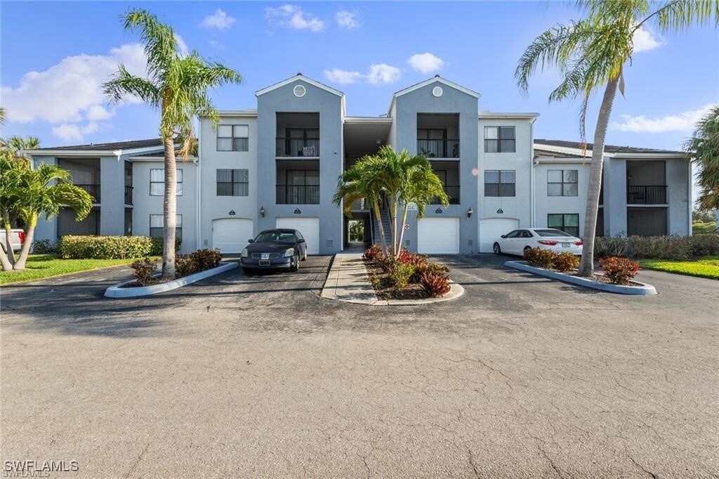 13545 Eagle Ridge Dr in Ft. Myers, FL - Foto de edificio