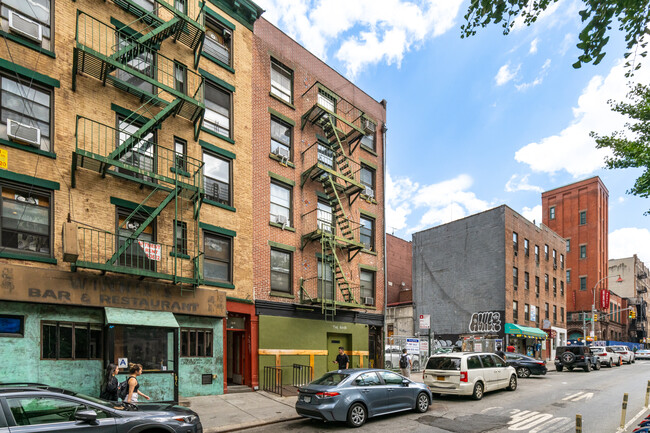 102 Bayard St in New York, NY - Building Photo - Building Photo