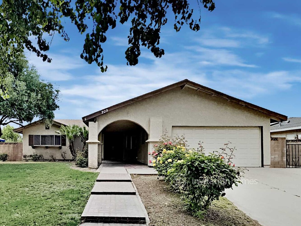 209 E Condor Dr in Rialto, CA - Foto de edificio