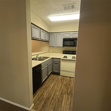 2259d Millstone Dr-Unit -2259 D in Houston, TX - Building Photo - Building Photo