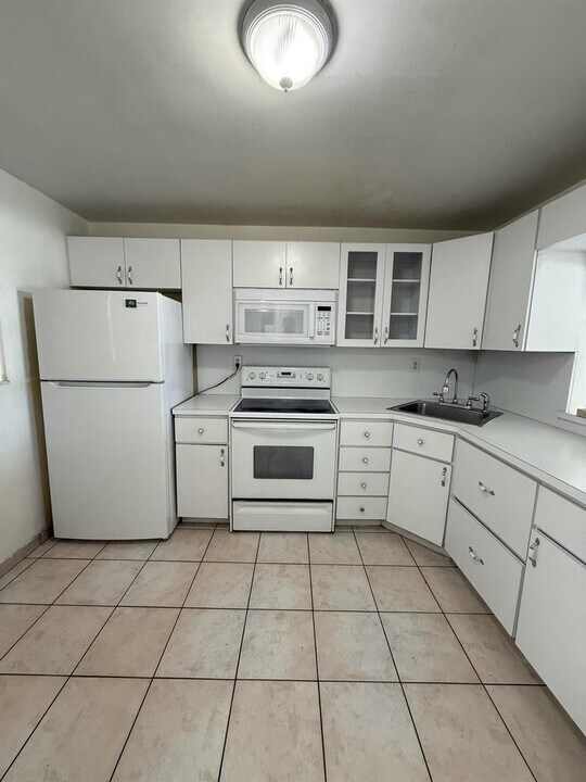 7601 Byron Ave, Unit 3c in Miami, FL - Building Photo