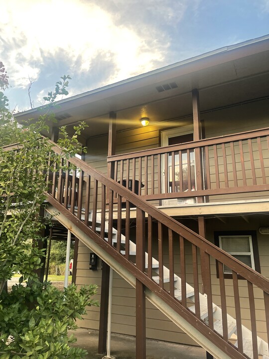 411 Rowlett Ave, Unit Apt. 3 in Sinton, TX - Building Photo