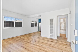 1078 E 7th St, Unit 01 in Long Beach, CA - Foto de edificio - Building Photo