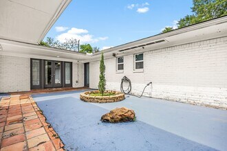 7606 Richmond Ave. in Houston, TX - Building Photo - Building Photo