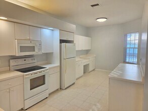 14201 Patty Berg Dr, Unit Apt 203 in Ft. Myers, FL - Foto de edificio - Building Photo