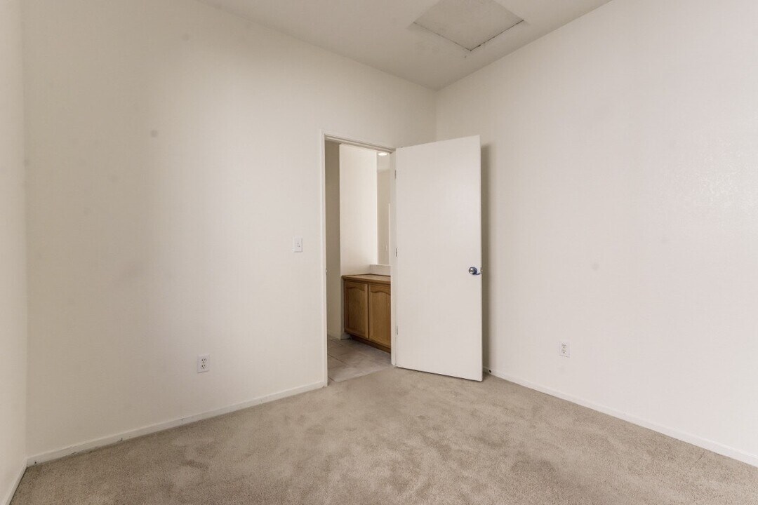 9392 Lakepoint Dr in Elk Grove, CA - Building Photo