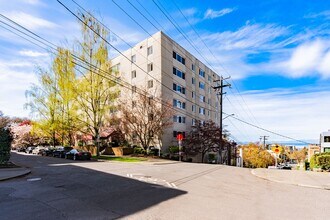 Park Manor in Seattle, WA - Building Photo - Building Photo
