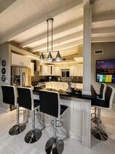 561 NE 172nd St in North Miami Beach, FL - Foto de edificio - Building Photo