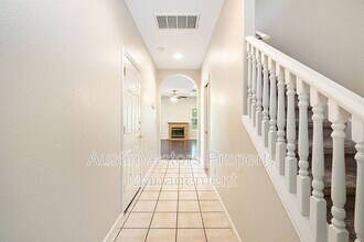 1005 Canyon Edge Dr in Austin, TX - Foto de edificio - Building Photo