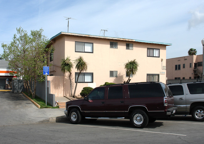 1242 Cedar Ave in Long Beach, CA - Foto de edificio - Building Photo