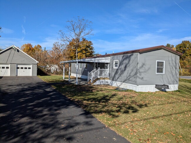 9 Mountain View Rd in Bennington, VT - Foto de edificio - Building Photo