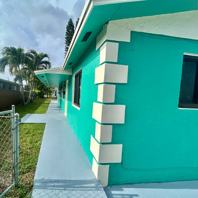 156 W 14th St, Unit #1 in Riviera Beach, FL - Foto de edificio - Building Photo