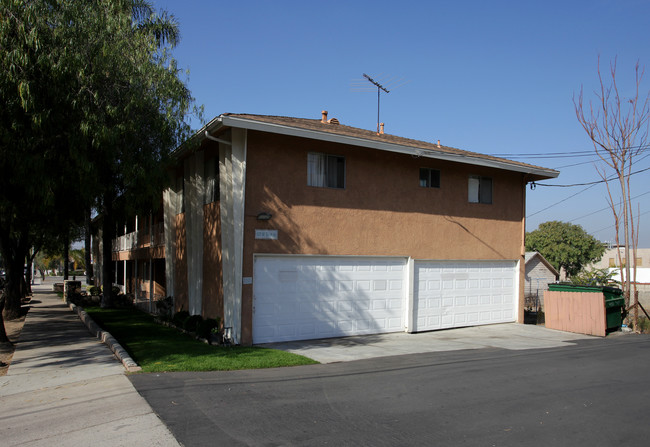 123 W 10th St in Corona, CA - Building Photo - Building Photo