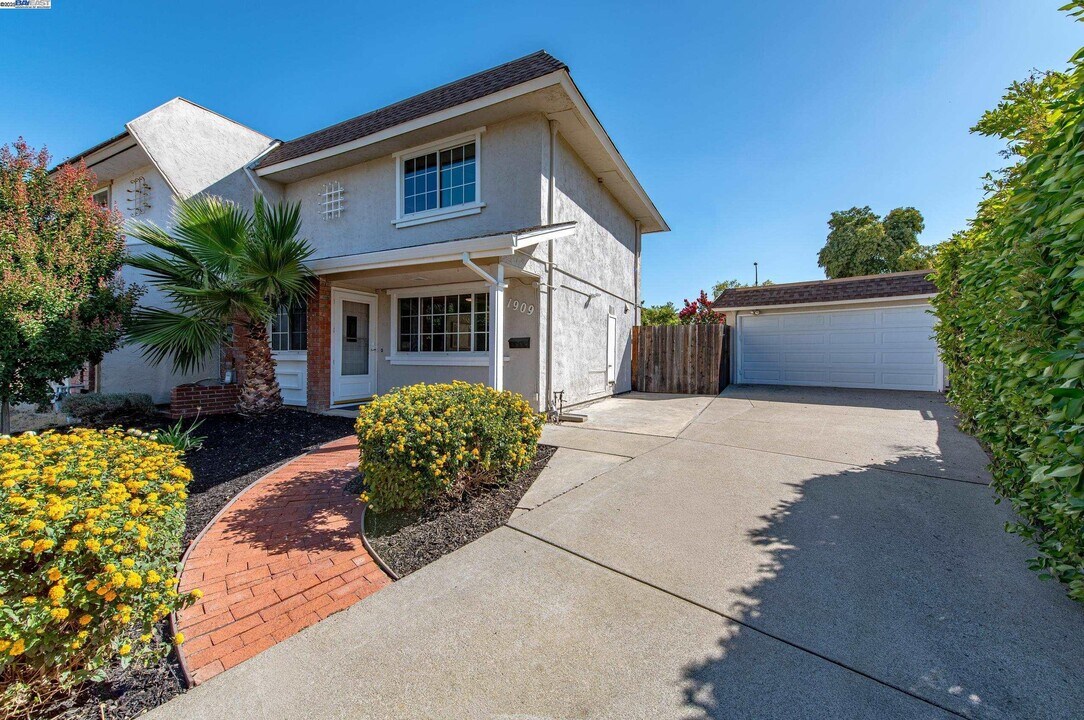 1909 De Vaca Way in Livermore, CA - Building Photo