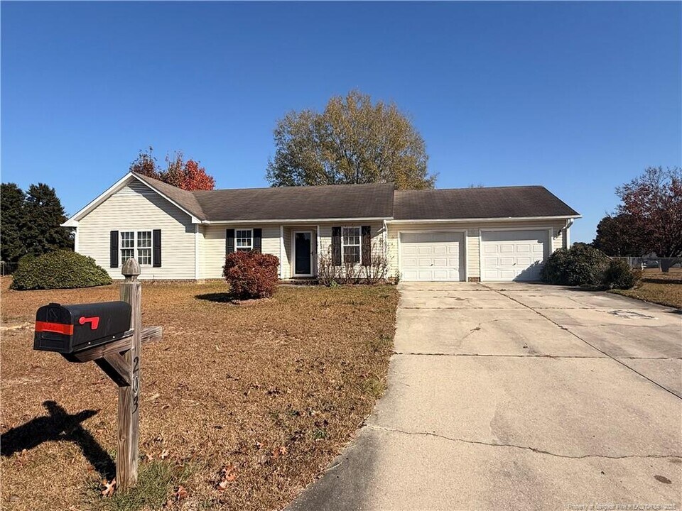 203 Cypress Dr in Raeford, NC - Building Photo