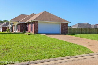 1123 Bullrun Dr in Jackson, MS - Foto de edificio - Building Photo