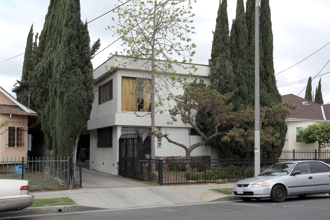 1127 S Kenmore Ave in Los Angeles, CA - Building Photo