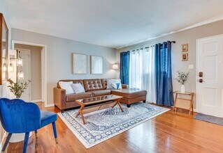 504 N Rosemary Ln, Unit 504 in Burbank, CA - Building Photo - Building Photo