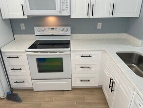 2852 Stillwell Ct, Unit 2 in New Port Richey, FL - Foto de edificio - Building Photo