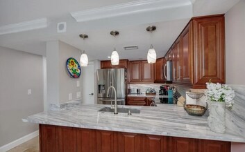 2885 Palm Beach Blvd, Unit 305 in Ft. Myers, FL - Foto de edificio - Building Photo