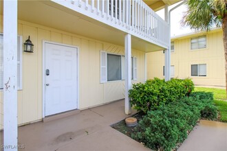 4615 Bayshore Dr in Naples, FL - Foto de edificio - Building Photo
