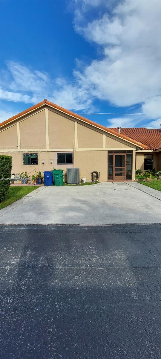 19525 Cypress Ct E in Hialeah, FL - Building Photo - Building Photo