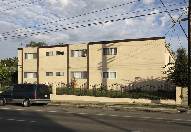 321 W Lambert Rd in La Habra, CA - Foto de edificio - Building Photo