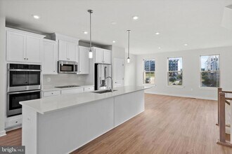 1043 Venifena Terrace SE in Leesburg, VA - Building Photo - Building Photo