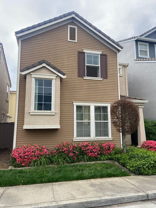 10886 Stourport Way in Rancho Cordova, CA - Foto de edificio