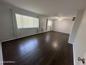 19 Mt Blanc Ln in Toms River, NJ - Building Photo - Building Photo