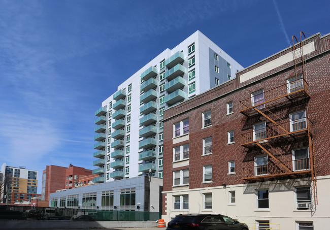 The East West Tower in Flushing, NY - Foto de edificio - Building Photo