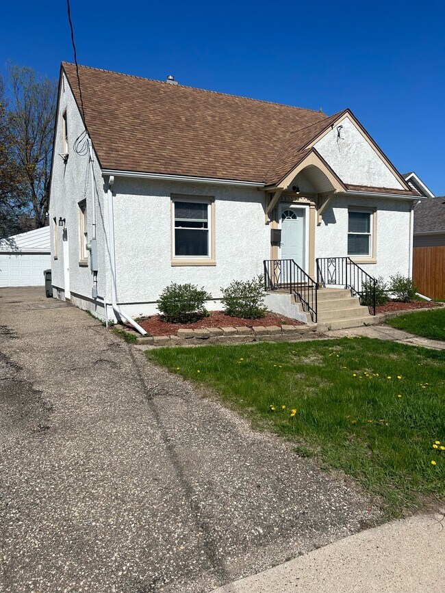 911 12th Ave NE in Rochester, MN - Foto de edificio - Building Photo
