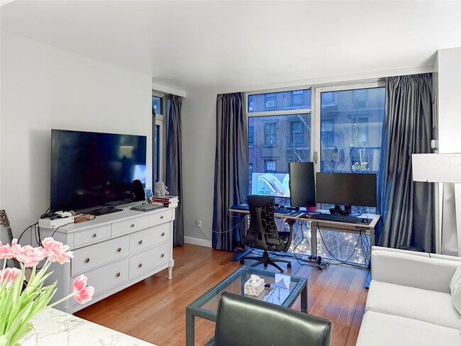 310 W 53rd St in New York, NY - Building Photo - Building Photo