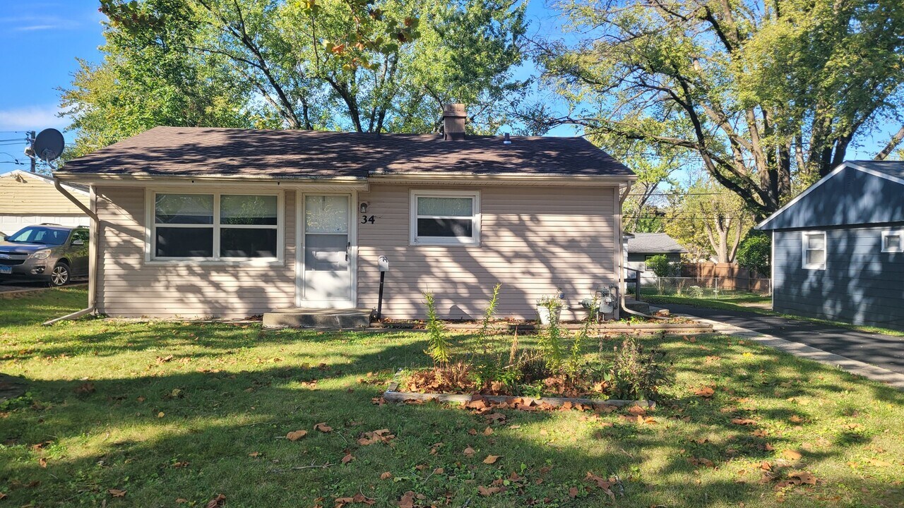 34 Hickory Dr in Carpentersville, IL - Building Photo