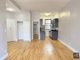 252 W 76th St in New York, NY - Building Photo